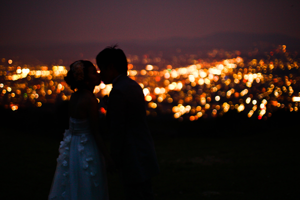 夜景のキスシーン