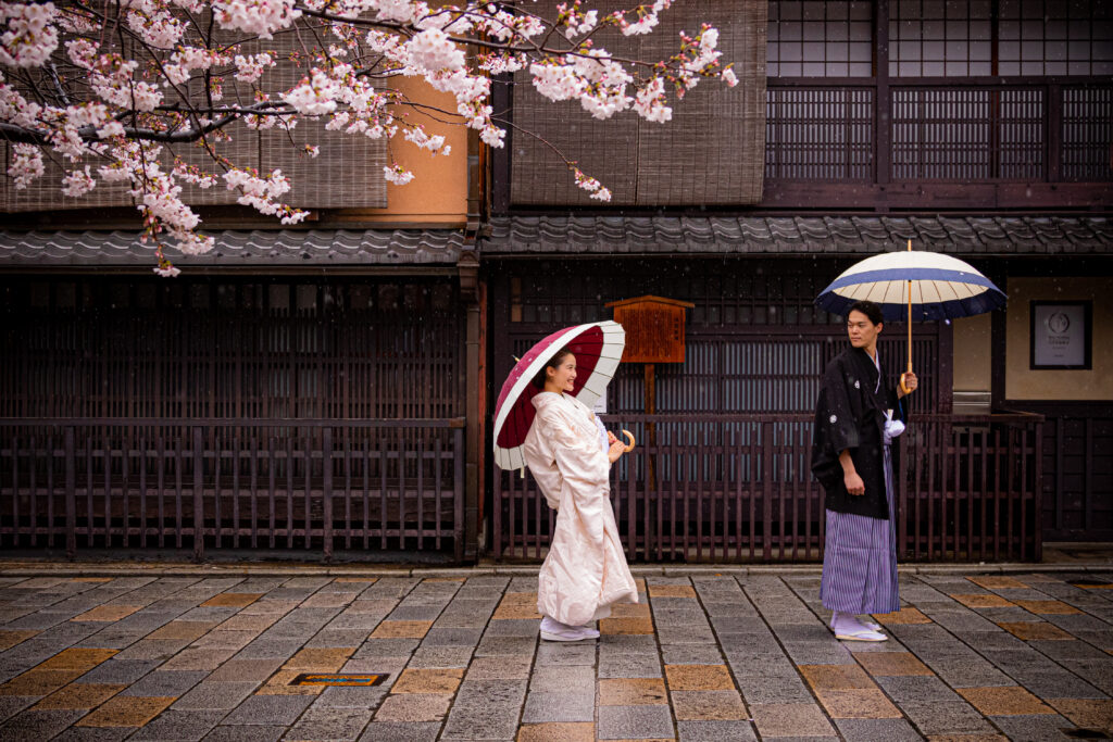 フォトウェディングロケーション撮影 和の街並みと和装の新郎新婦