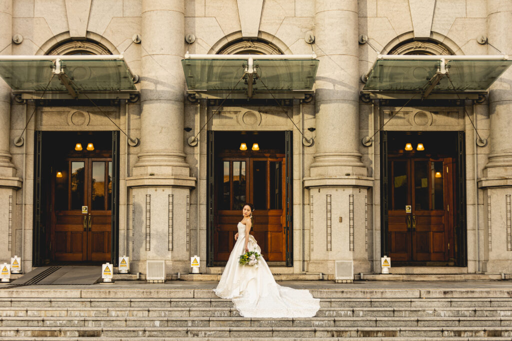 ソロウェディング撮影 ロケーション ウェディングドレスの女性