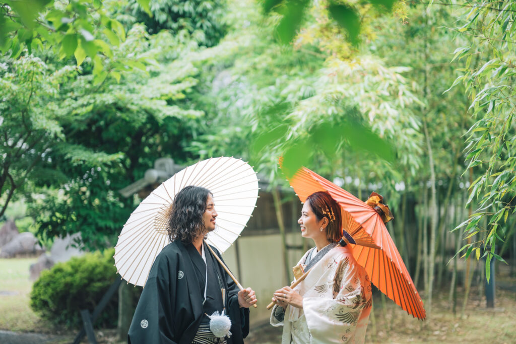 ウェディング撮影　和装で傘をさす新郎新婦