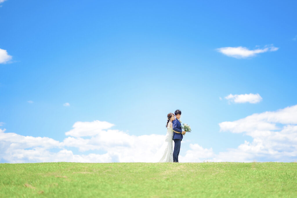 結婚記念写真 青空と洋装の新郎新婦