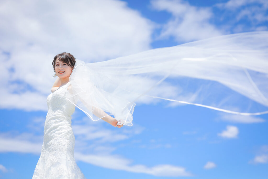 ウェディング撮影　茨城県ロケーション　青空とドレスの女性