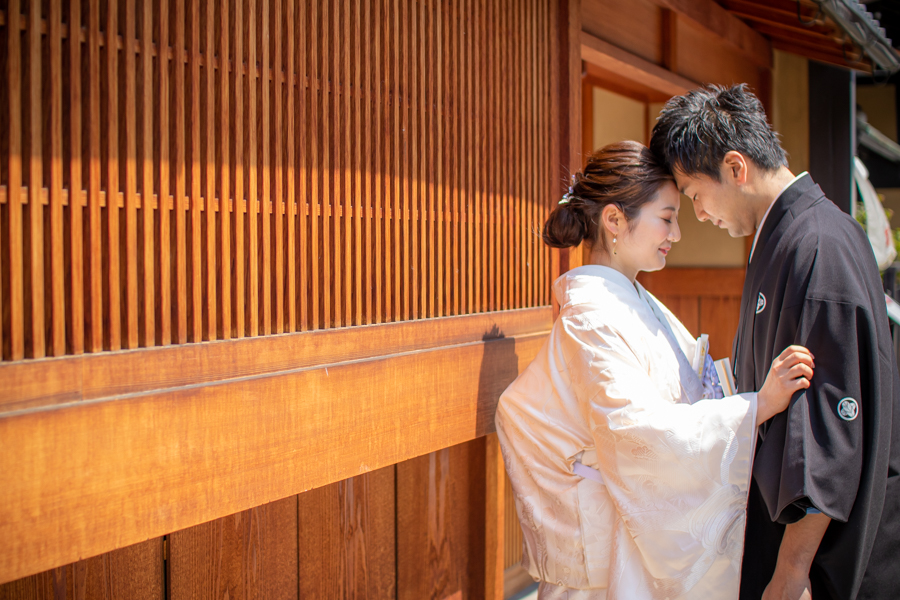 結婚写真　和装　白無垢の花嫁と紋付袴の新郎
