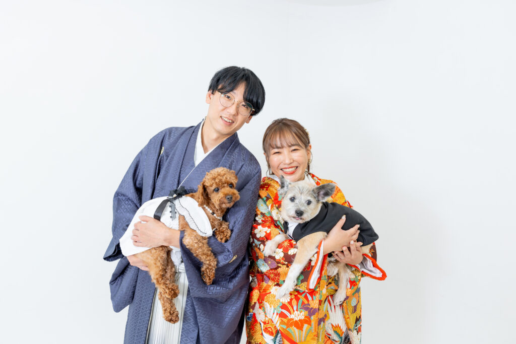 フォトウェディング撮影 和装の新郎新婦 衣装を着たペット
