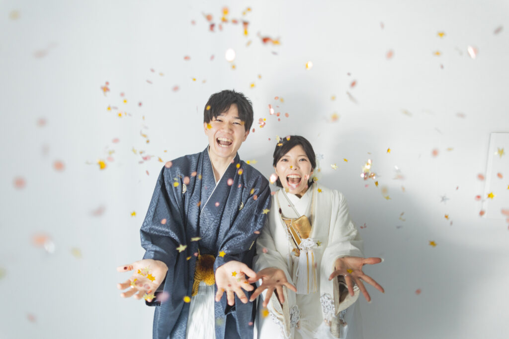 ウェディングフォト スタジオ撮影 コンフェッティーを飛ばす新郎新婦