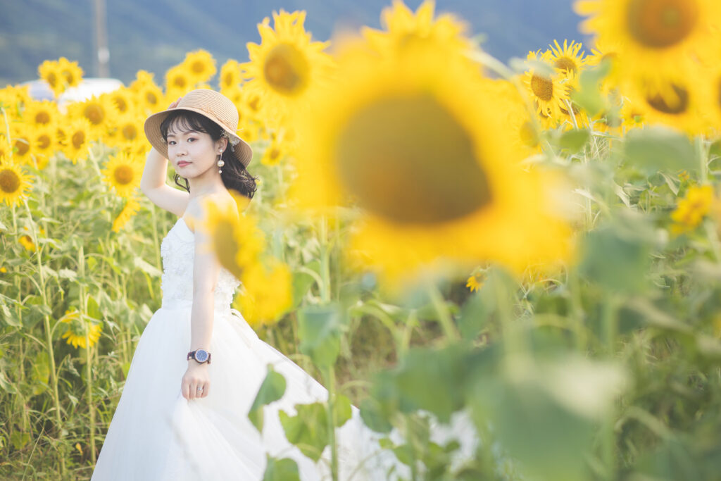 結婚記念写真　ひまわりとウェディングドレスの花嫁