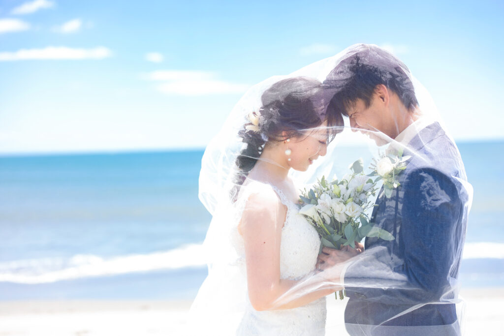 フォトウェディング海ロケーション撮影 洋装の新郎新婦