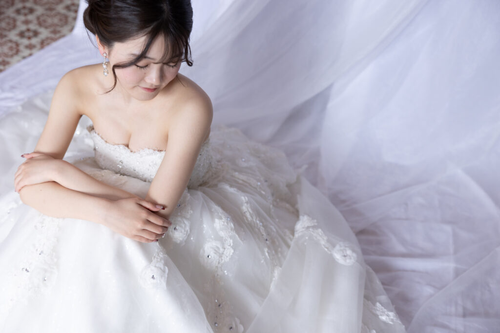 ソロウェディング撮影　ウェディングドレスの女性