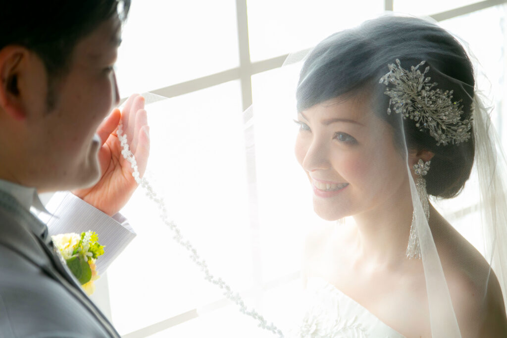 ベールアップをする 新郎新婦