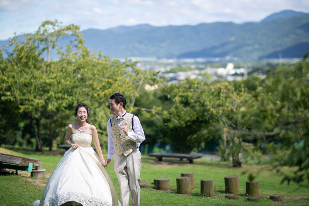 フォトウェディングロケーション撮影 緑と洋装の新郎新婦