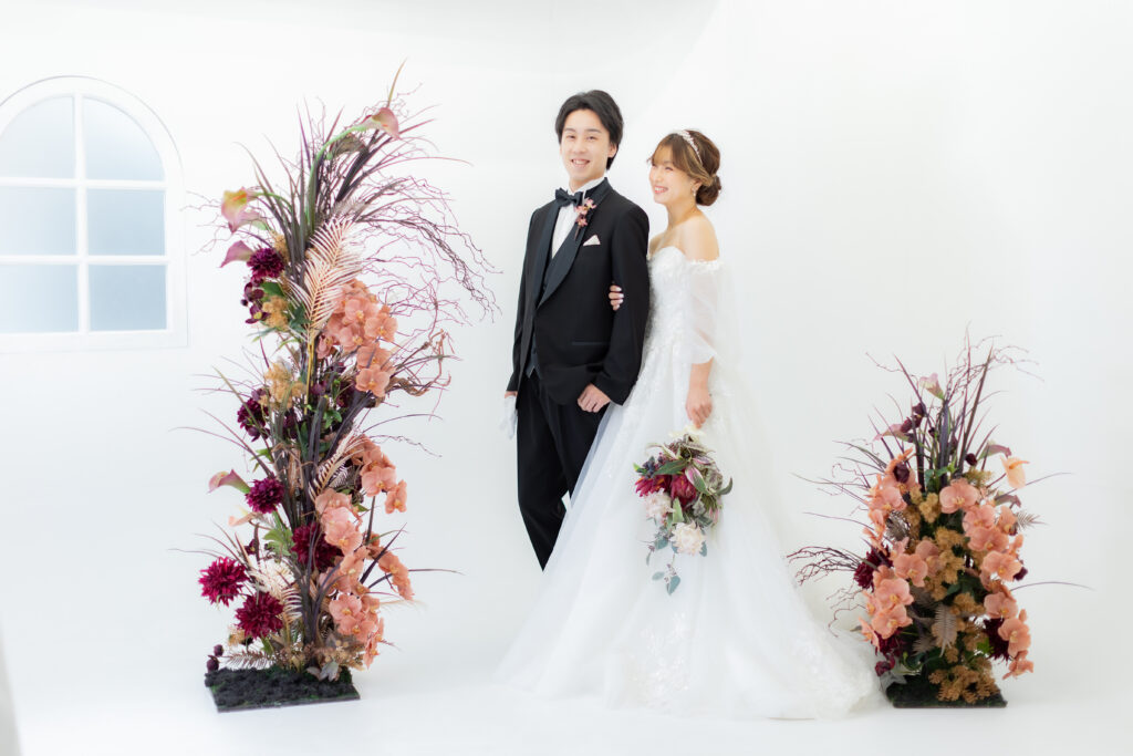 ウェディング撮影　スタジオで洋装撮影をする新郎新婦
