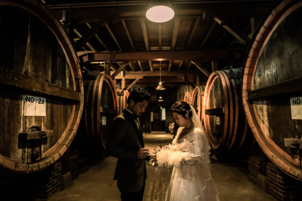 フォトウェディング撮影　酒蔵ロケーション　洋装の新郎新婦