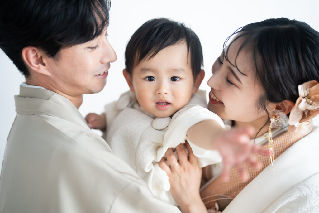フォトウェディング和装　スタジオ撮影する親子