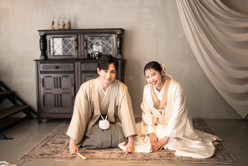 フォトウェディング スタジオで和装を着てる新郎新婦