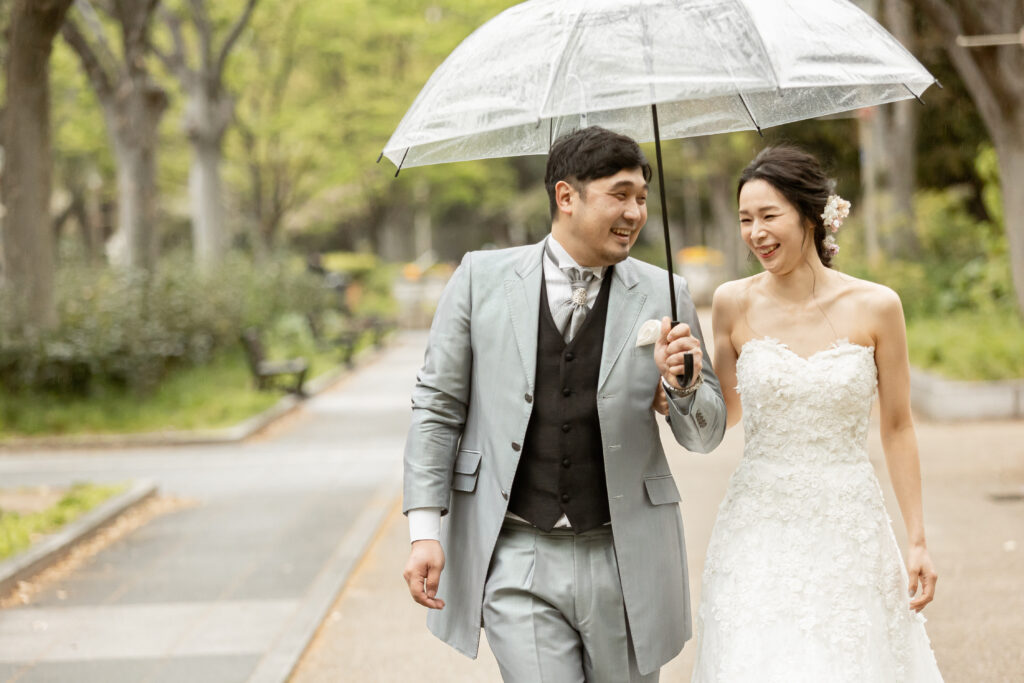 雨のロケーションフォト　ドレスとタキシードの2人