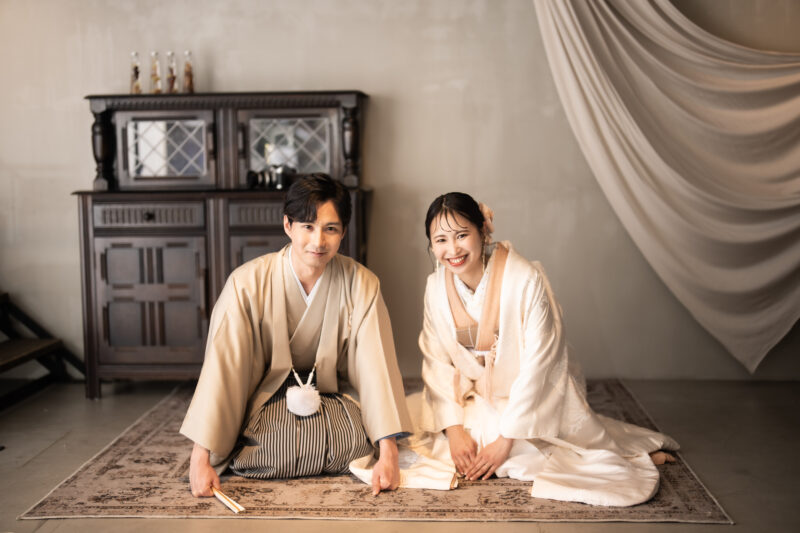 茨城のスタジオで和装を着てウェディングフォトを撮影するカップル