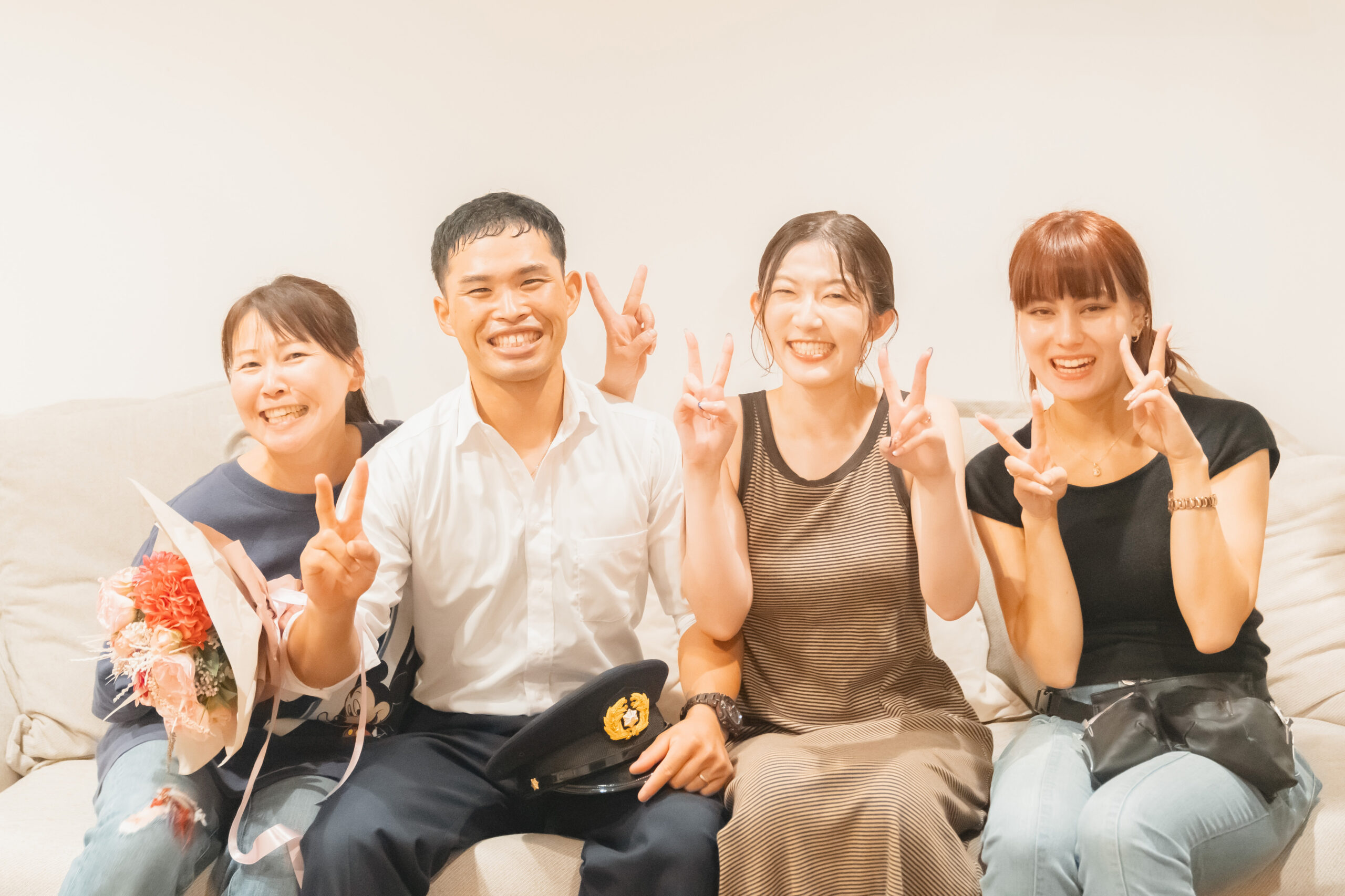 ウェディングフォトでスタッフと一緒に記念写真を撮る新郎新婦