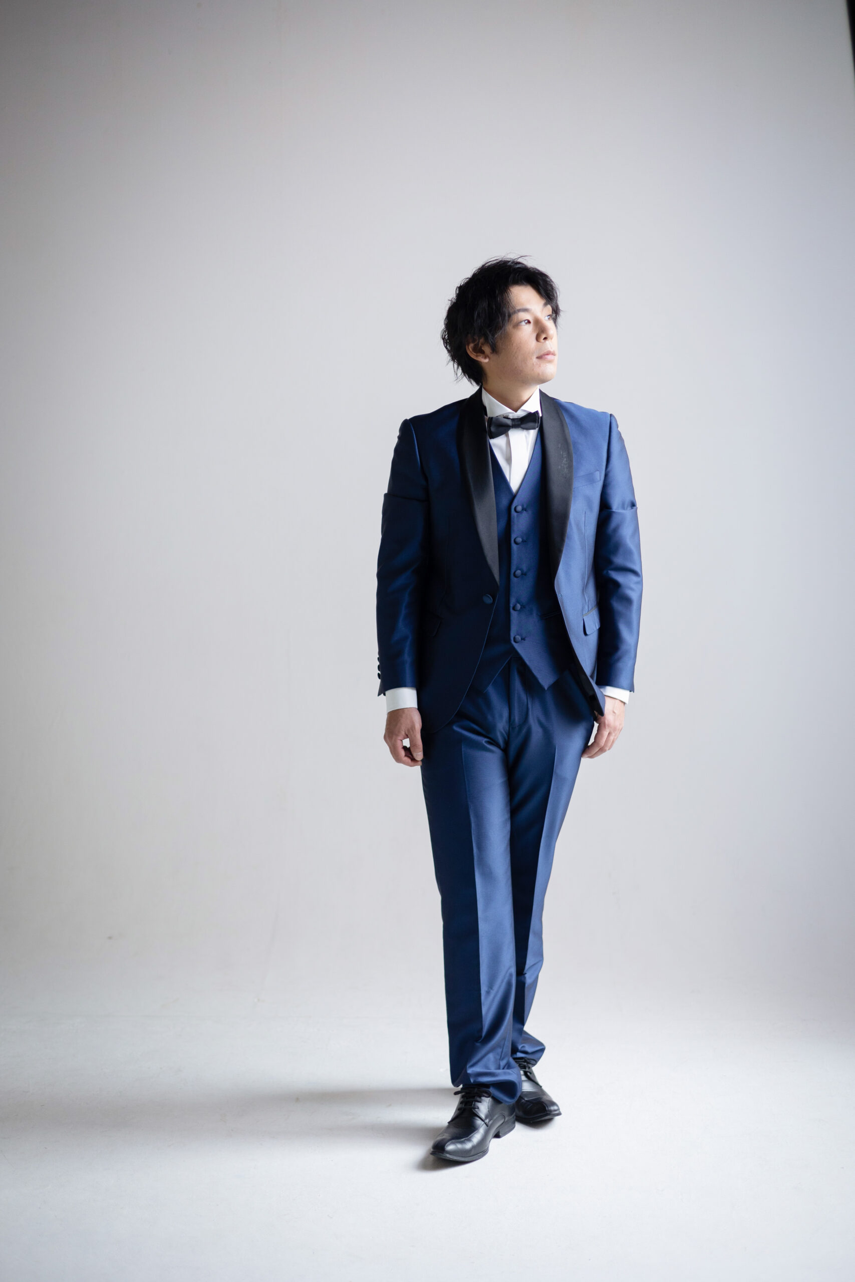 茨城のスタジオでウェディングフォトをタキシードを着て撮影をする男性