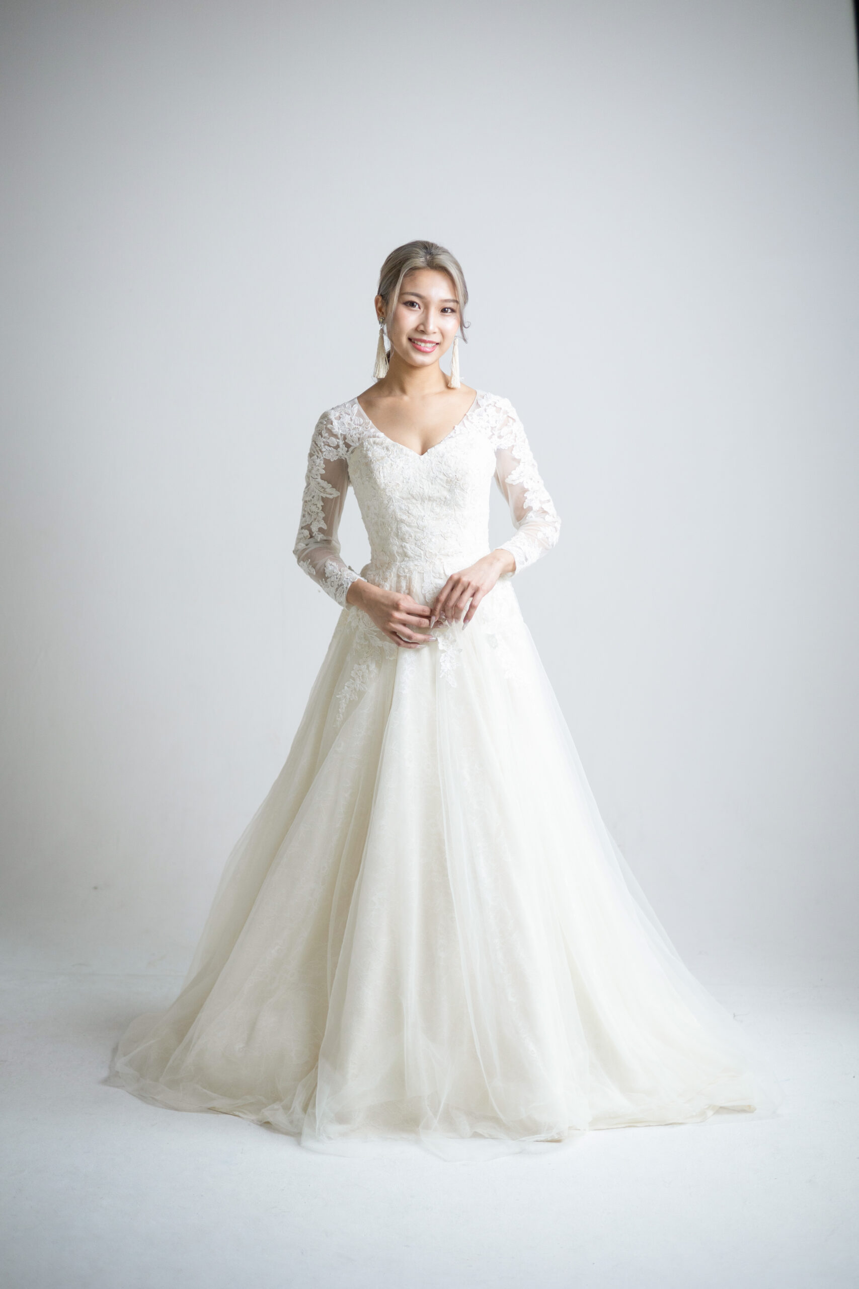 茨城のスタジオでウェディングドレスを着て撮影をする女性
