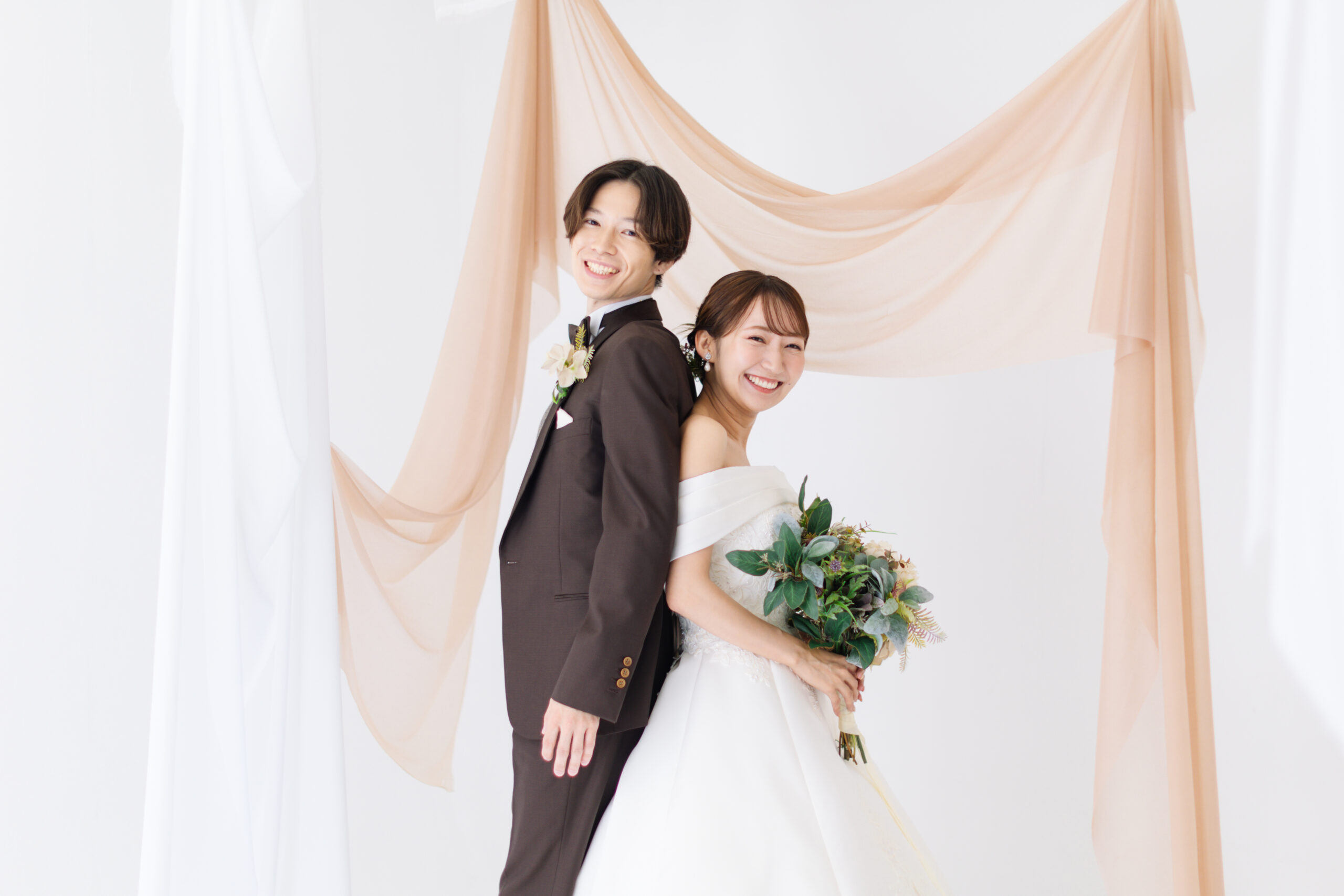 茨城のスタジオでウェディングドレスを着て撮影をするカップル