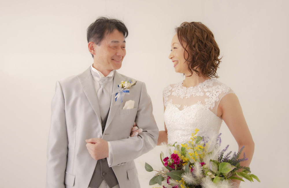 茨城のスタジオでウェディングドレスとタキシードを着て撮影をする大人カップル
