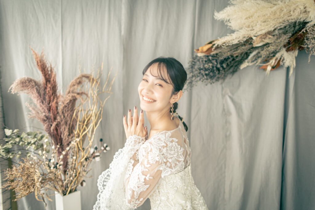 茨城のスタジオでウェディングドレスを着て撮影をする女性